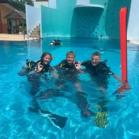 Dive Academy Phuket - IDC Vorbereitung Pool Dive Academy Phuket - IDC Vorbereitung Pool